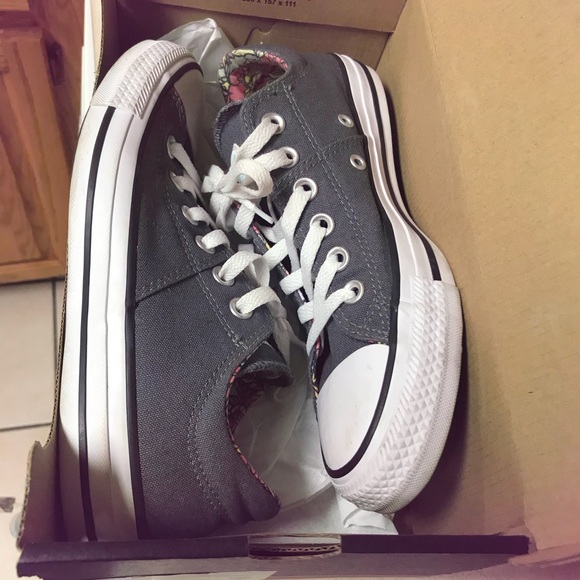 Converse - Picture 2 of 3